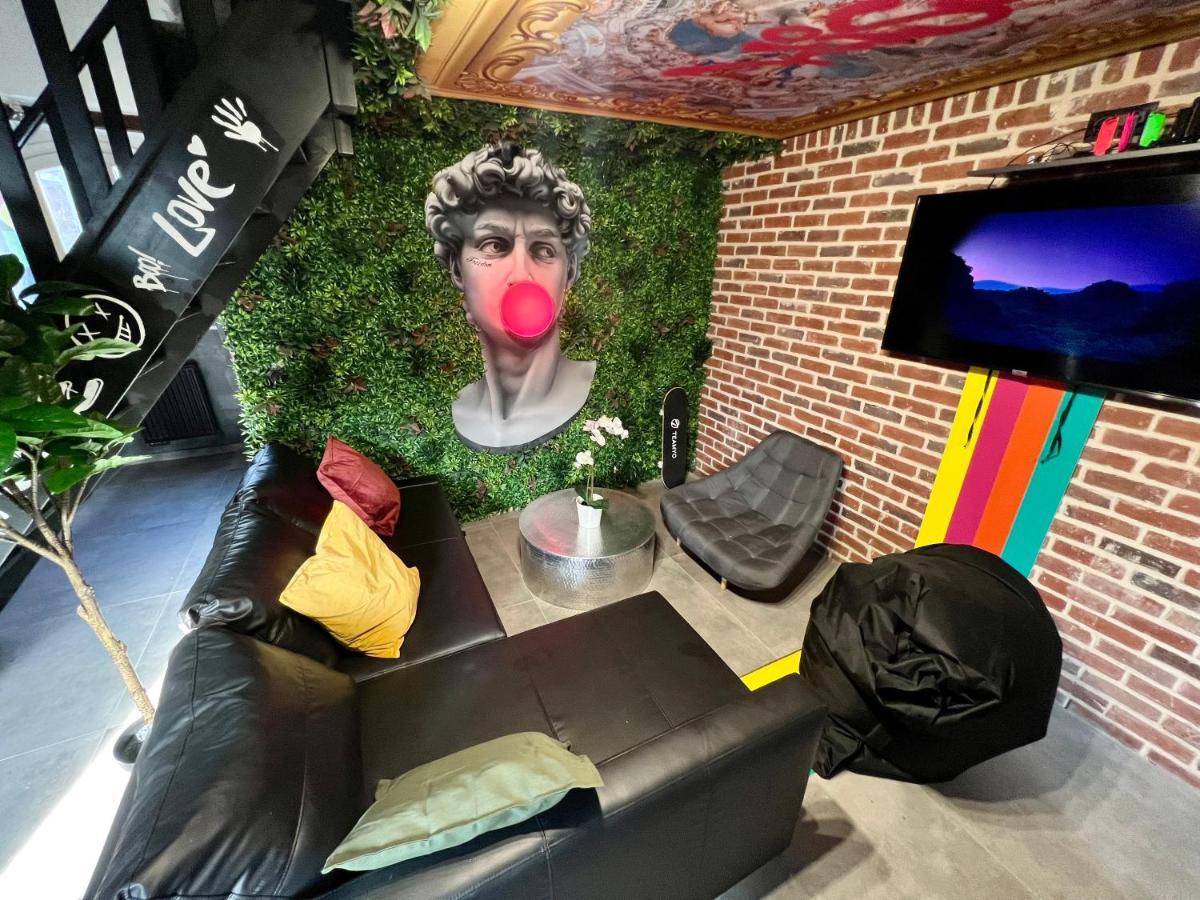 Capsule Art Deco - Jacuzzi - Netflix - Home Cinema - Arcade De Jeux & Nintendo Switch - 2 Chambres - Filet Suspendu Valenciennes Dış mekan fotoğraf