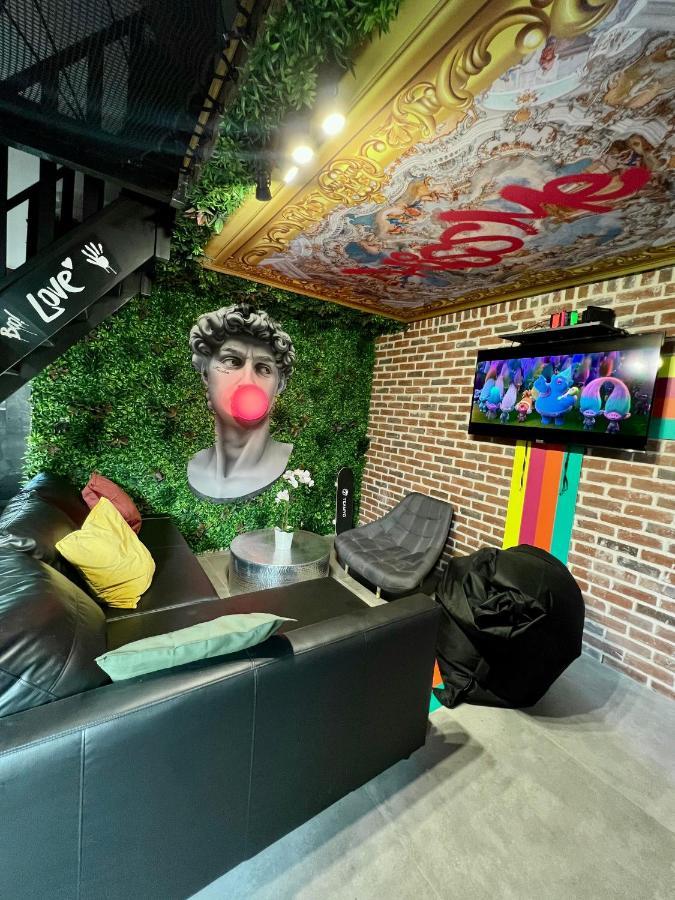 Capsule Art Deco - Jacuzzi - Netflix - Home Cinema - Arcade De Jeux & Nintendo Switch - 2 Chambres - Filet Suspendu Valenciennes Dış mekan fotoğraf